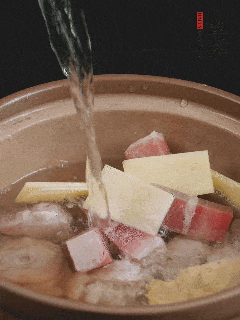 雞塊、火腿、姜片加適量料酒、清水燉80分鐘。