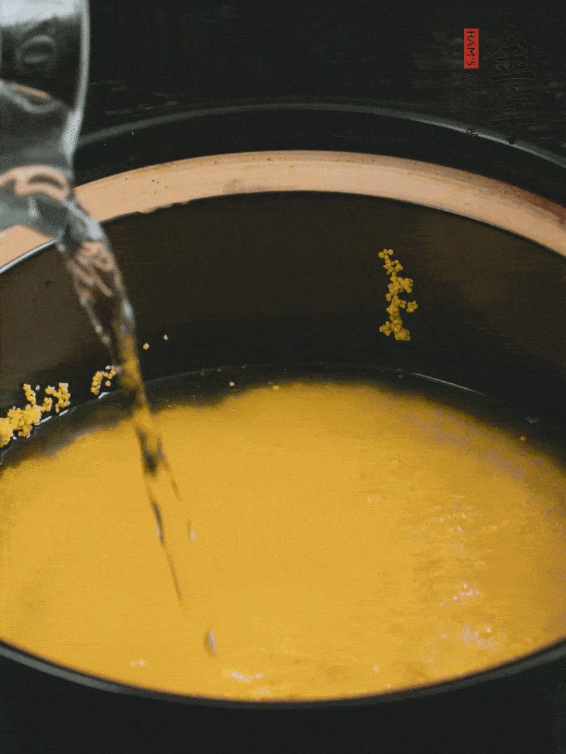 小米洗凈后，加水小火煲1個(gè)小時(shí)。