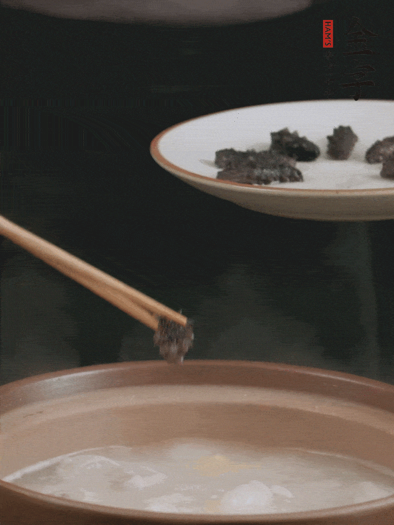 期間雞湯燉到80分鐘時(shí)，加小海參再燉10分鐘。