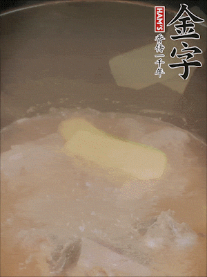 排骨洗凈，加生姜、黃酒焯水，溫水洗凈備用。