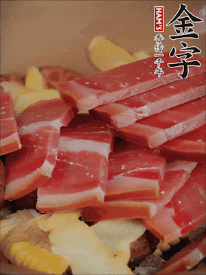 除鮑魚外的所有材料放進鍋里，加清水、姜、黃酒，大火燒開，轉(zhuǎn)小火煲90分鐘。