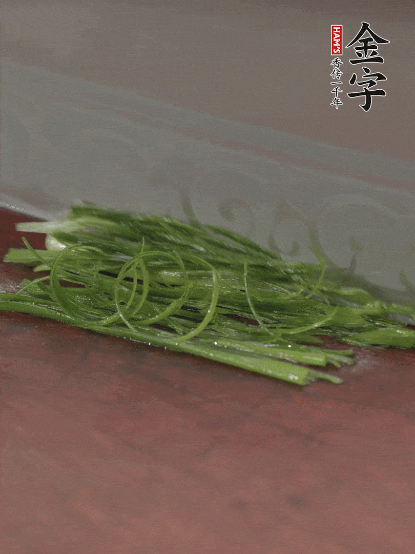 生姜切薄片，紅椒切細(xì)絲，小蔥蔥綠切細(xì)絲，泡入冰水中保持新鮮。