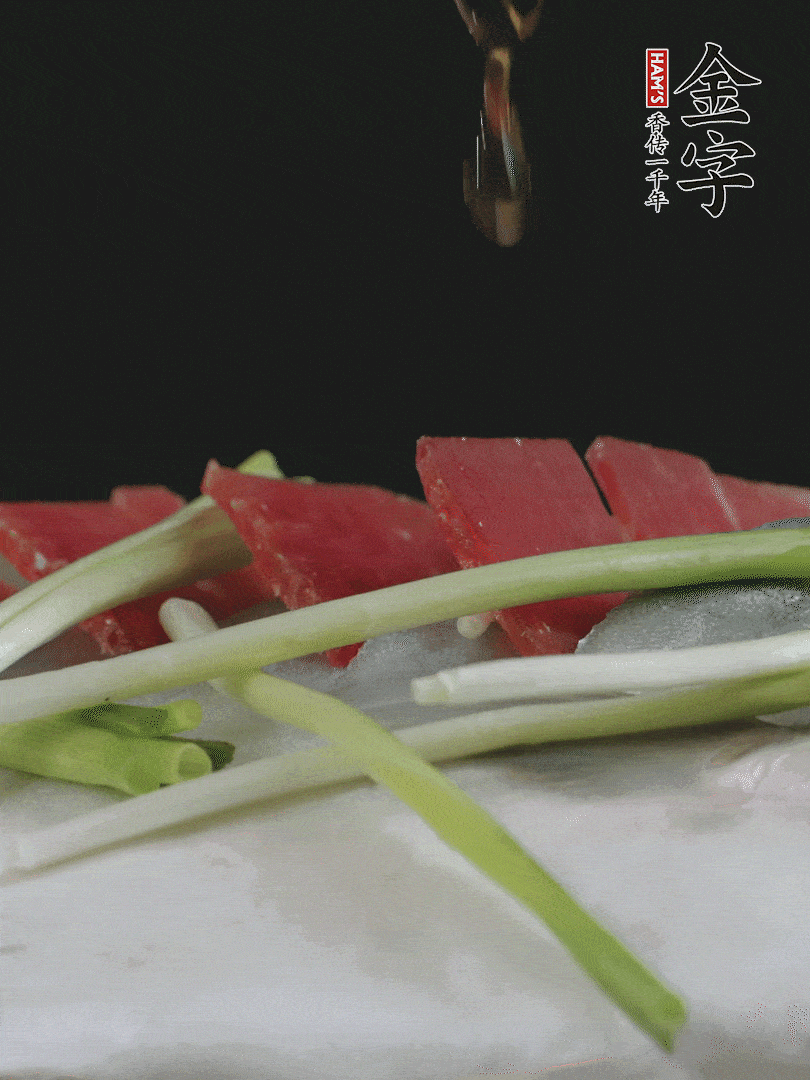 蔥白置于魚身，放適量豌豆，淋上花雕酒。