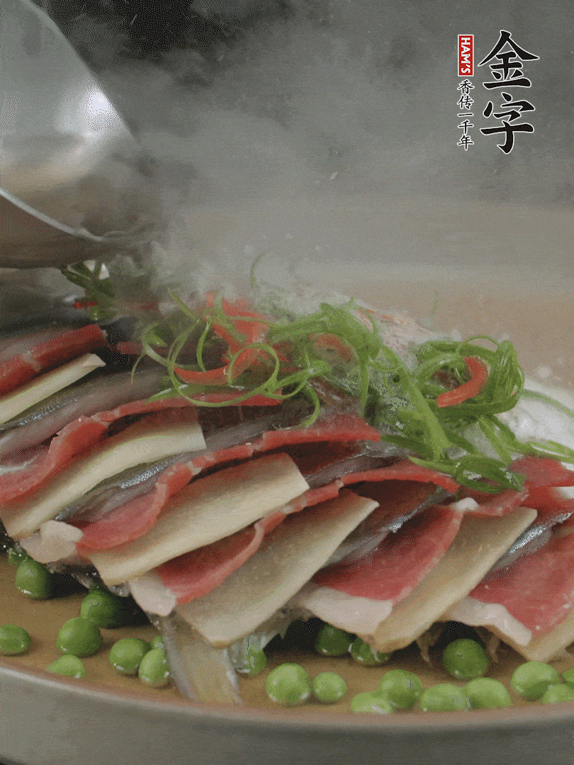 表面放上蔥絲、紅椒絲，淋上熱油。