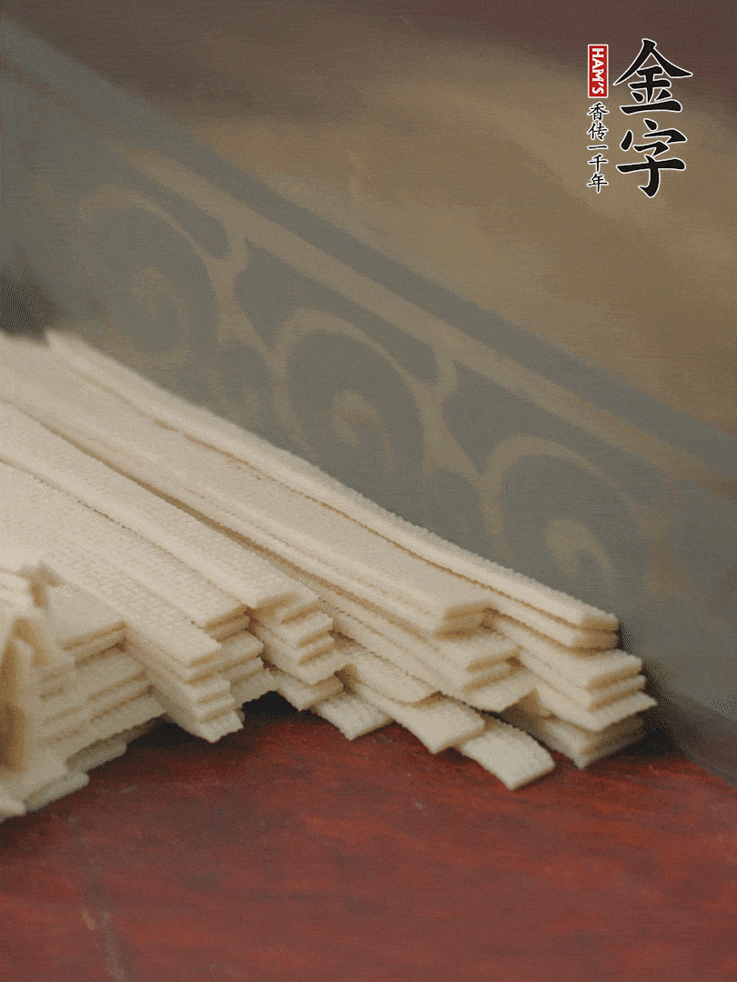 燉火腿期間，千張切細絲，白蘿卜去皮切細絲，蒜葉切細丁。