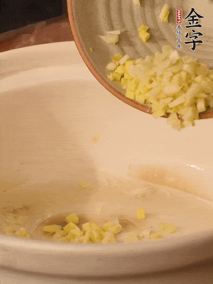 熱油下鍋，姜爆香。下冬瓜略微翻炒。