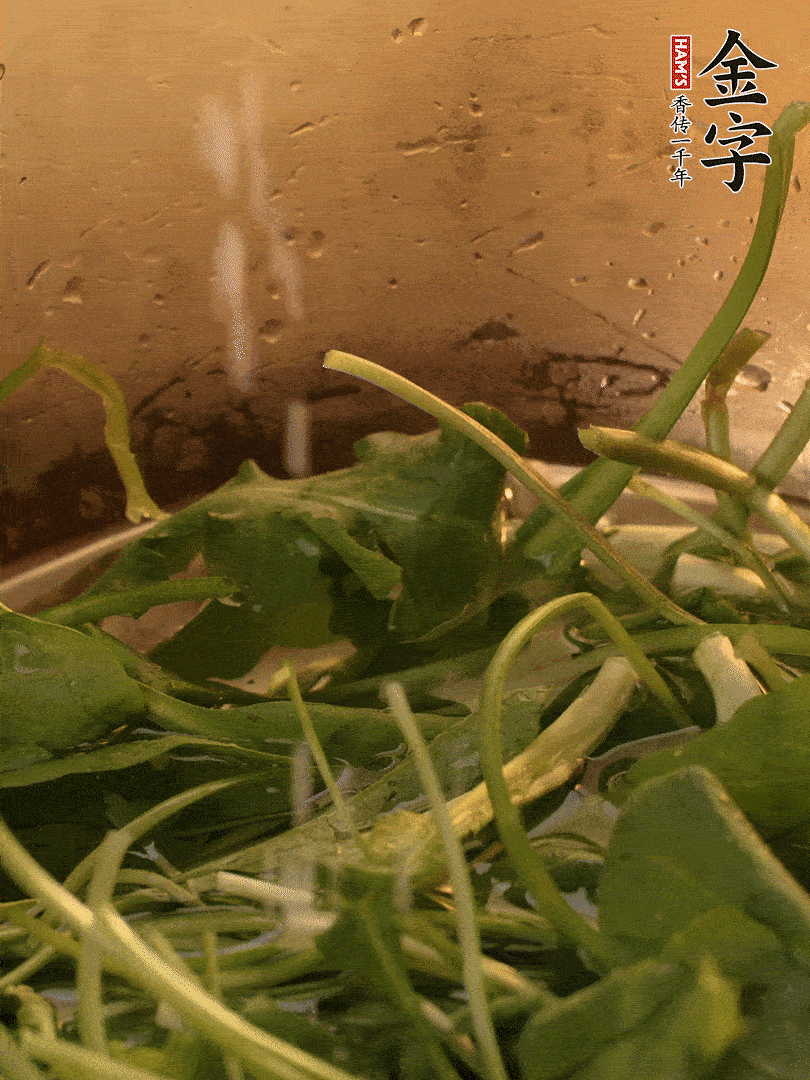 薺菜去掉根部，加小蘇打、鹽熱水沸騰燙軟。