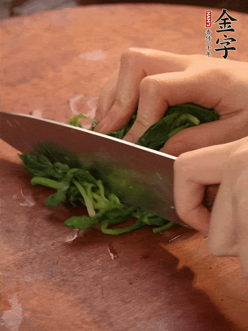 晾涼拽干水份，切碎備用。