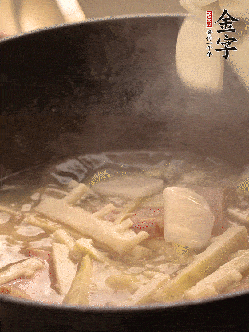 加一點(diǎn)開水后，放年糕燜2分鐘至軟。