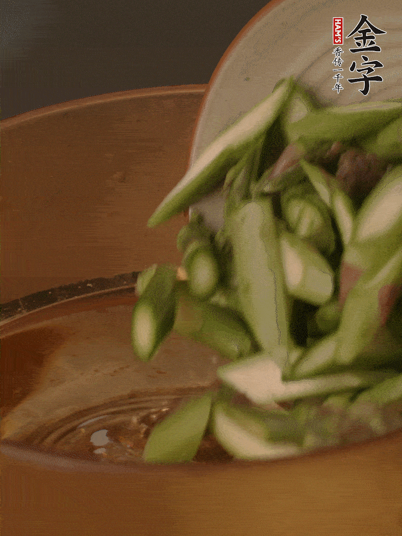 蘆筍、白玉菇焯水30秒備用。