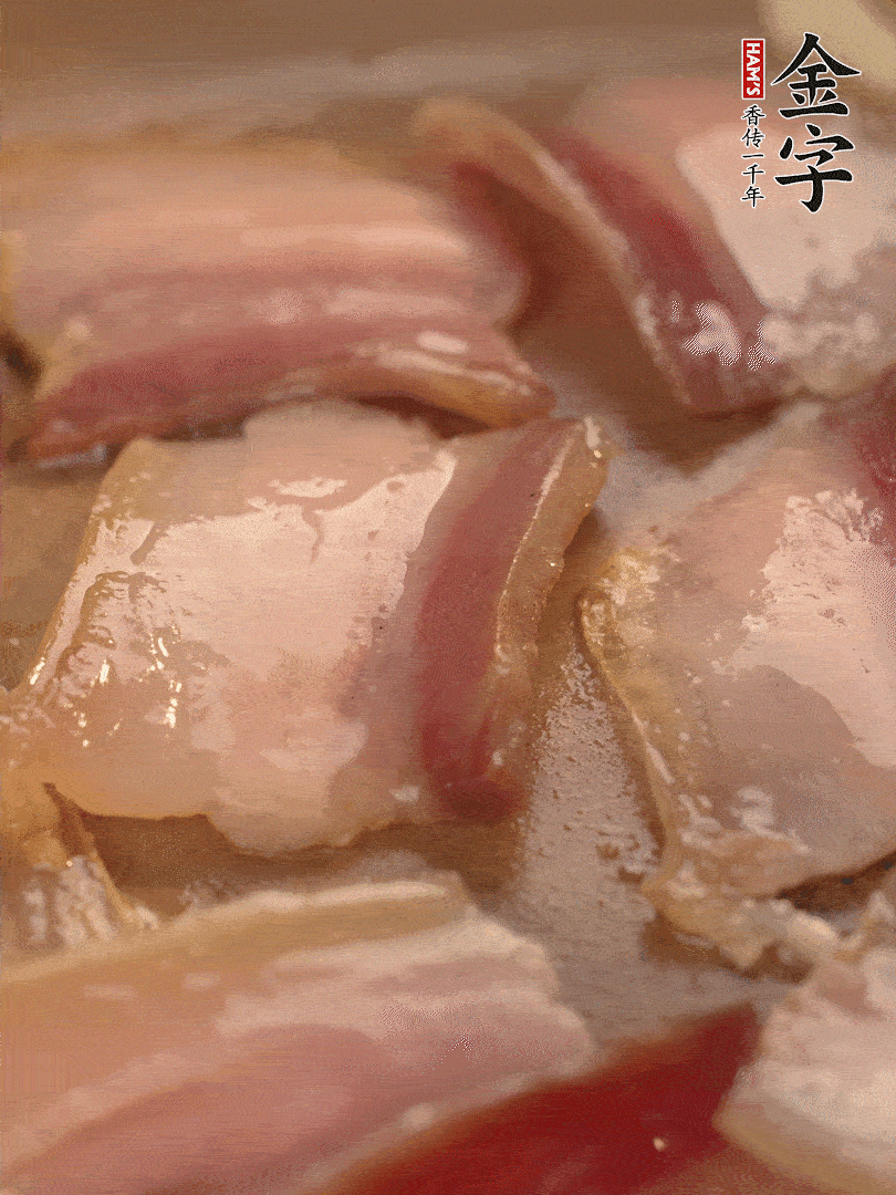 鍋中熱油煸香大蒜、咸肉。