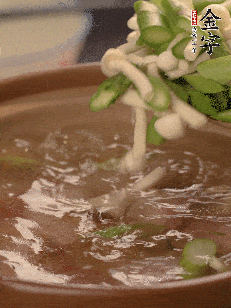 咸肉肥肉部分變透明時(shí)，加清水，放蘆筍、白玉菇大火煮開。