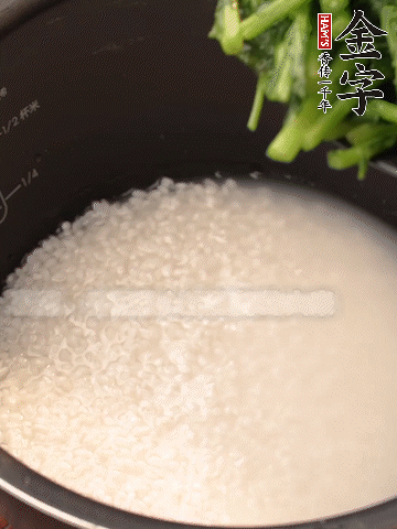 茼蒿、香腸放入浸泡好的大米，水沒過大米半指煮熟。