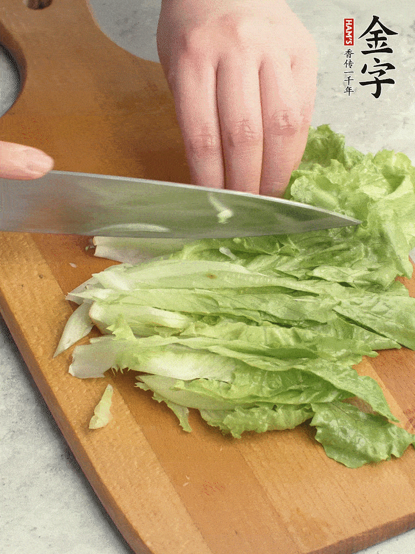 胡蘿卜、生菜、黃瓜切絲。