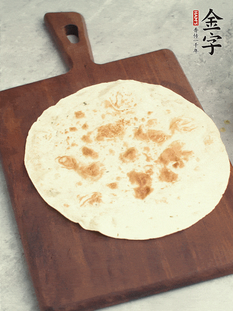 食材依次鋪在卷餅皮上，卷起來。