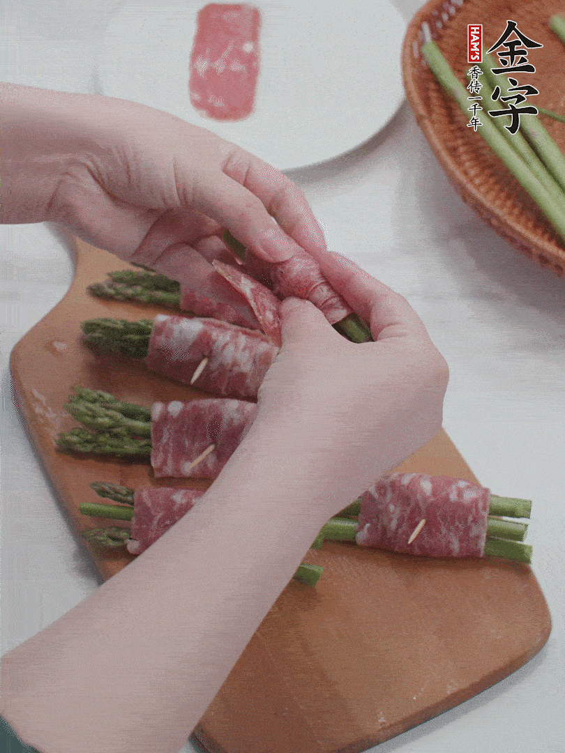 蘆筍切小段，蘆筍段用金字培根火腿卷起。