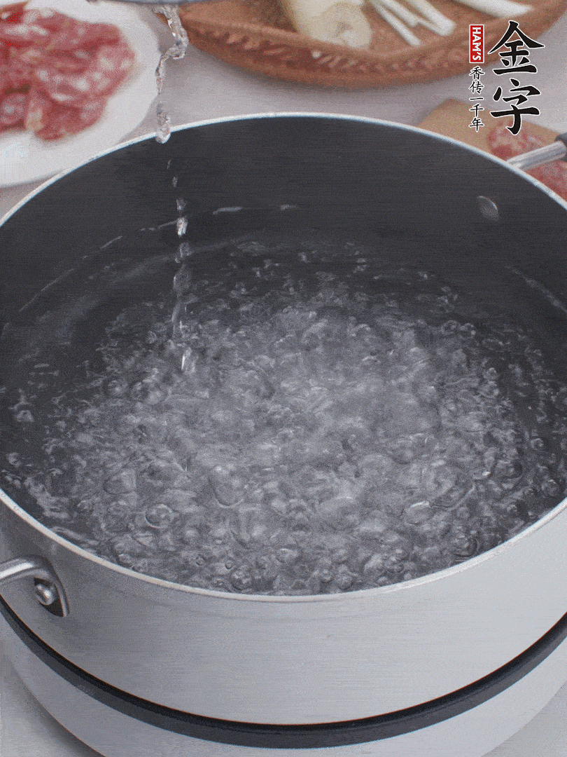 春筍去殼切片，焯水3分鐘。