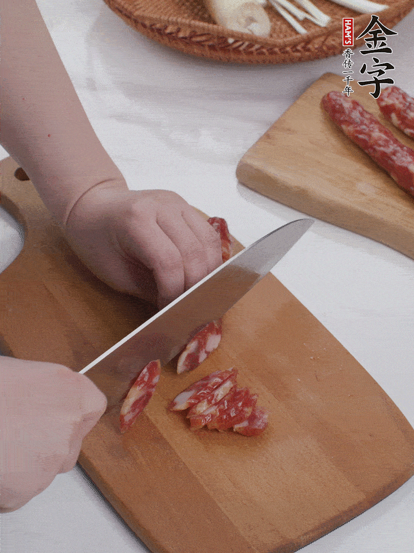 金字香腸切薄片。