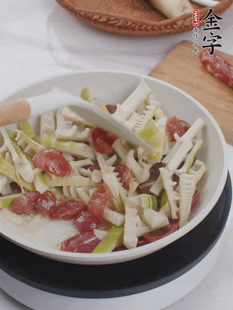 下春筍翻炒均勻，一小撮鹽調(diào)味。