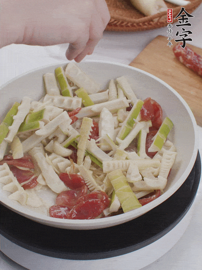 出鍋前撒蔥花。