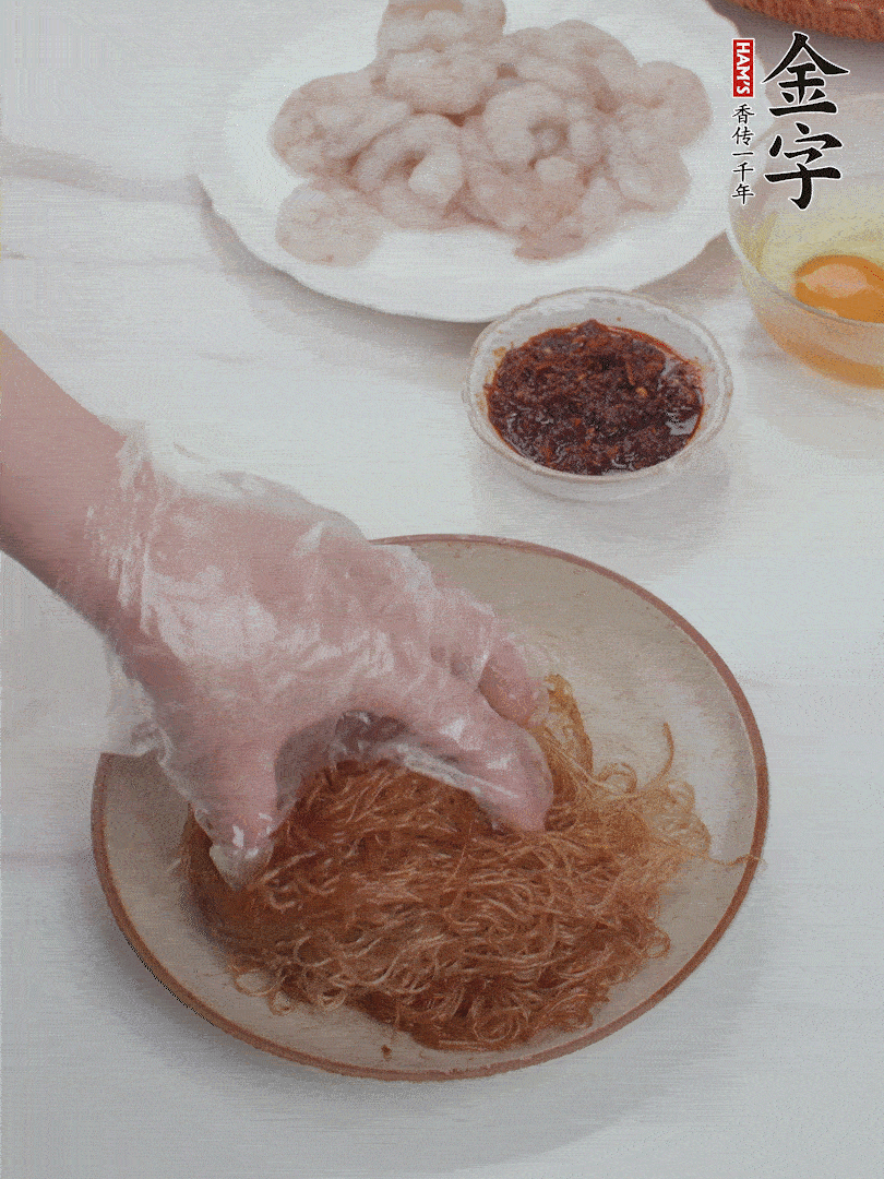 粉絲泡軟后，入沸水煮10秒，撈出后加1/2勺老抽、1/2勺食用油挑松。