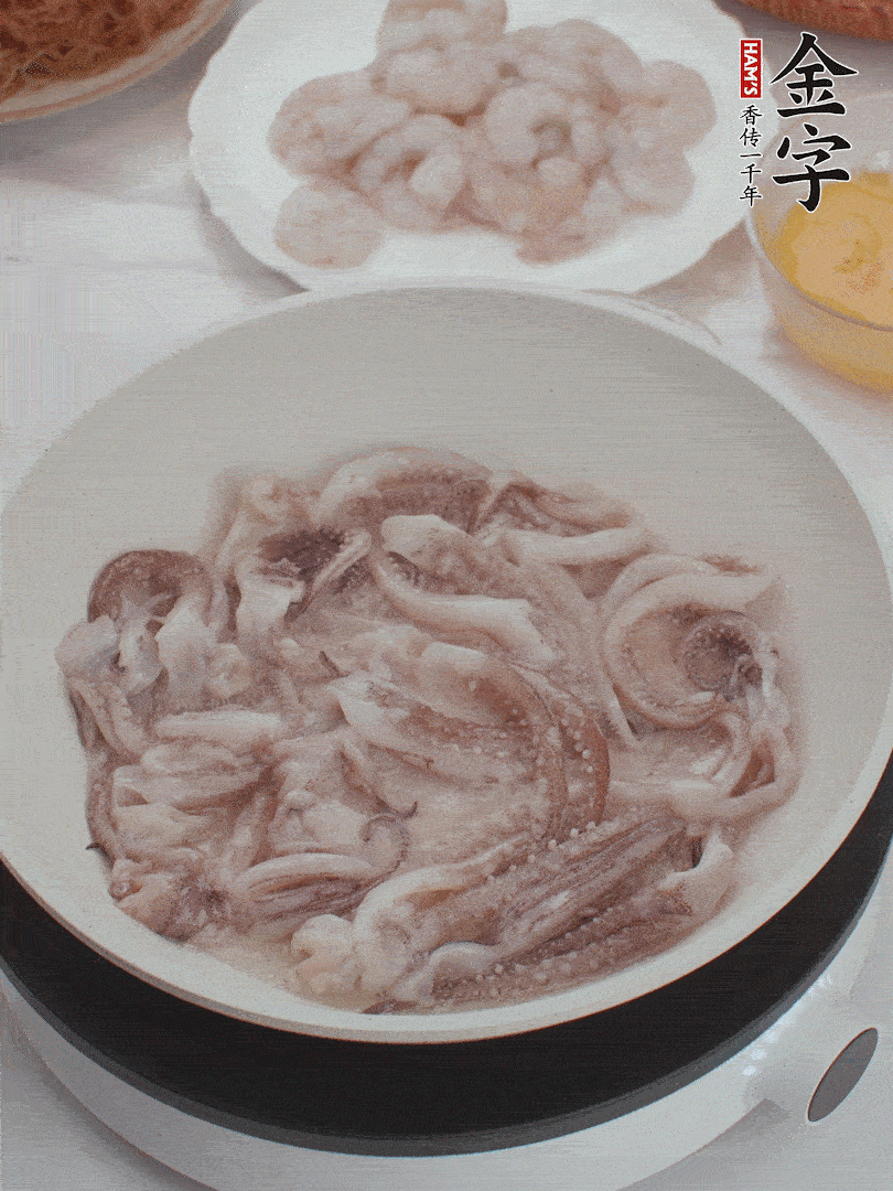 蝦仁、魷魚滑油，蛋液炒制半熟。