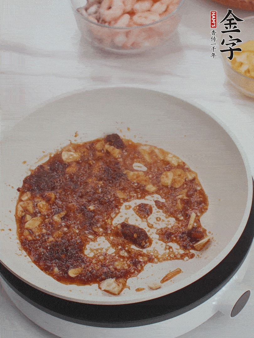 冷鍋熱油，1大勺金字火腿XO醬、蒜末炒香，倒粉絲一起炒。