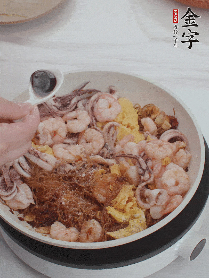 放1/3勺鹽、1/3勺雞精、1/3勺糖、2/3勺生抽調(diào)味。