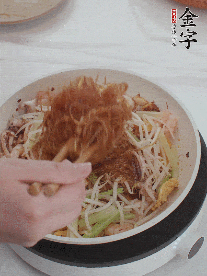 放焯好水的香芹、豆芽翻炒挑松。