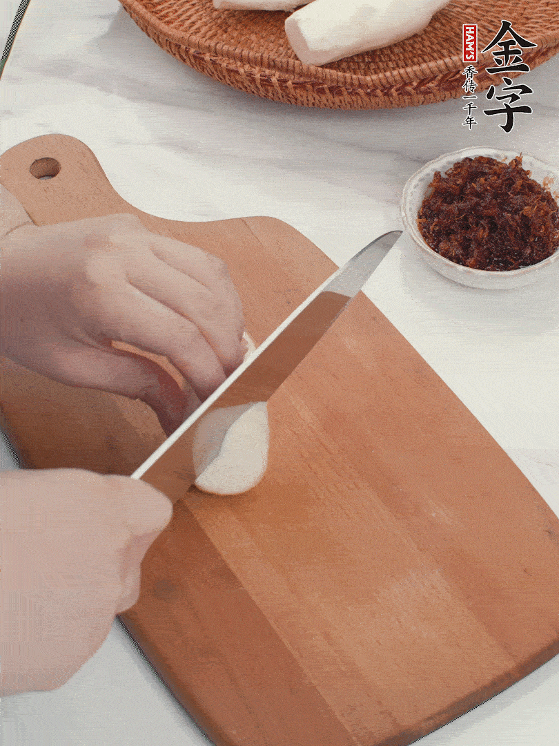 茭白剝殼，洗凈后切滾刀塊。