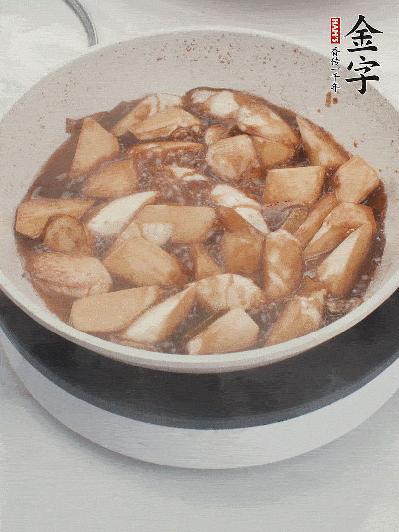 待茭白煸到微微發(fā)黃加入調(diào)好的味汁翻炒。加一小碗清水蓋蓋子燜3-4分鐘。