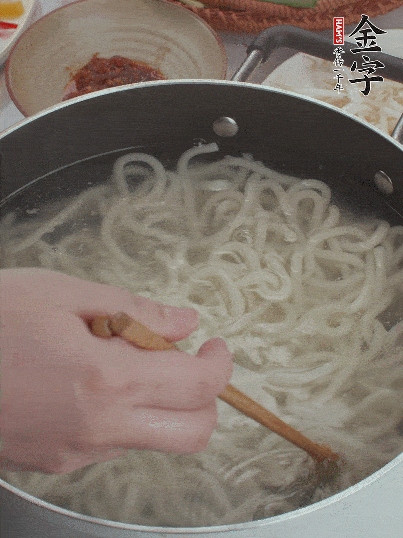 鍋中水煮沸，下烏冬面焯5秒鐘，撈出瀝干。