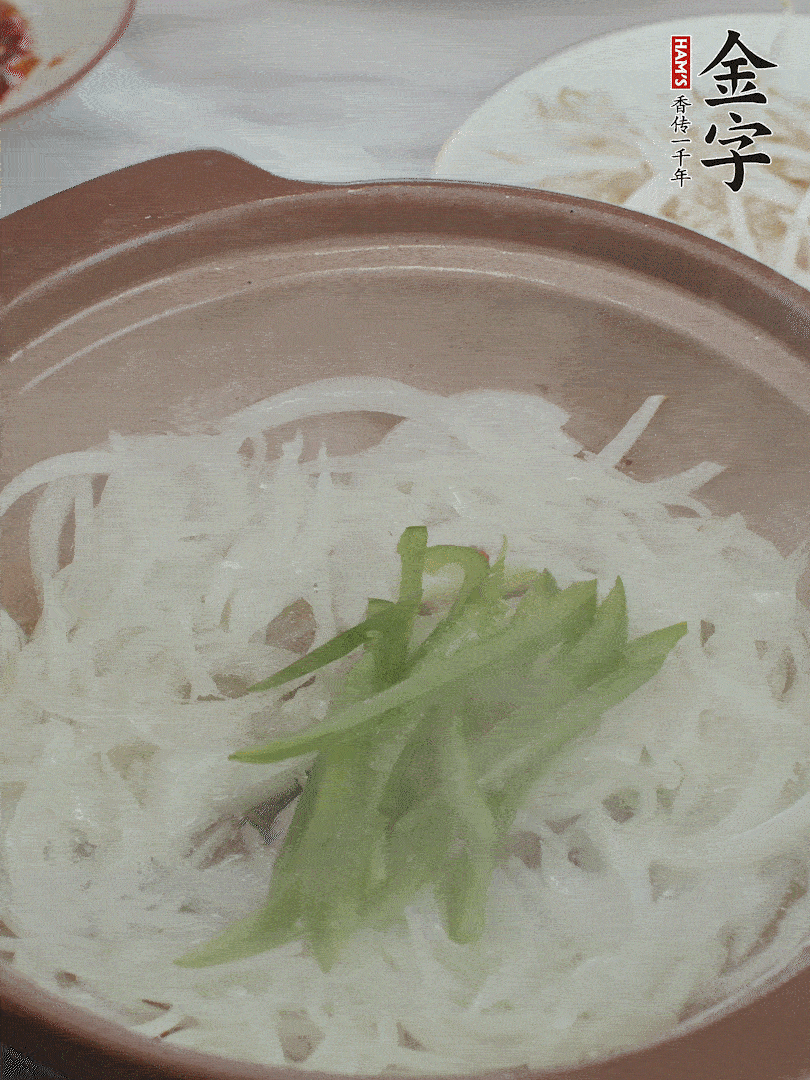 放烏冬面、青紅椒、豆芽。