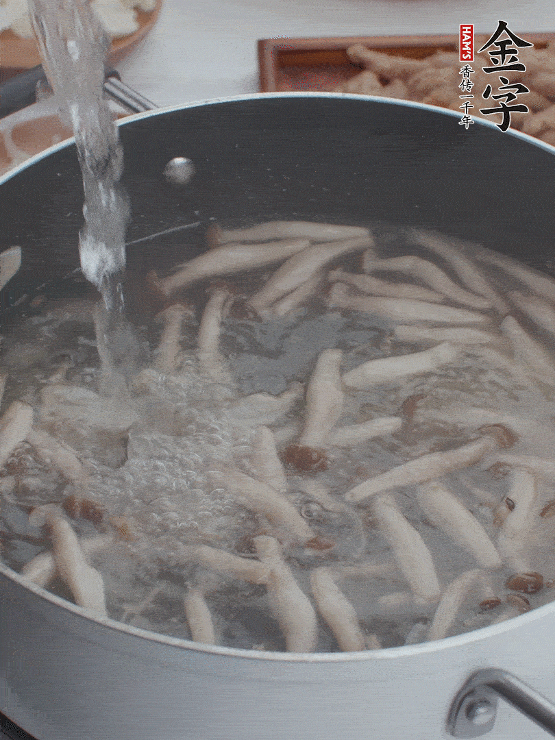 油熱爆香大蔥、蒜末，下蟹味菇炒軟，放清水。