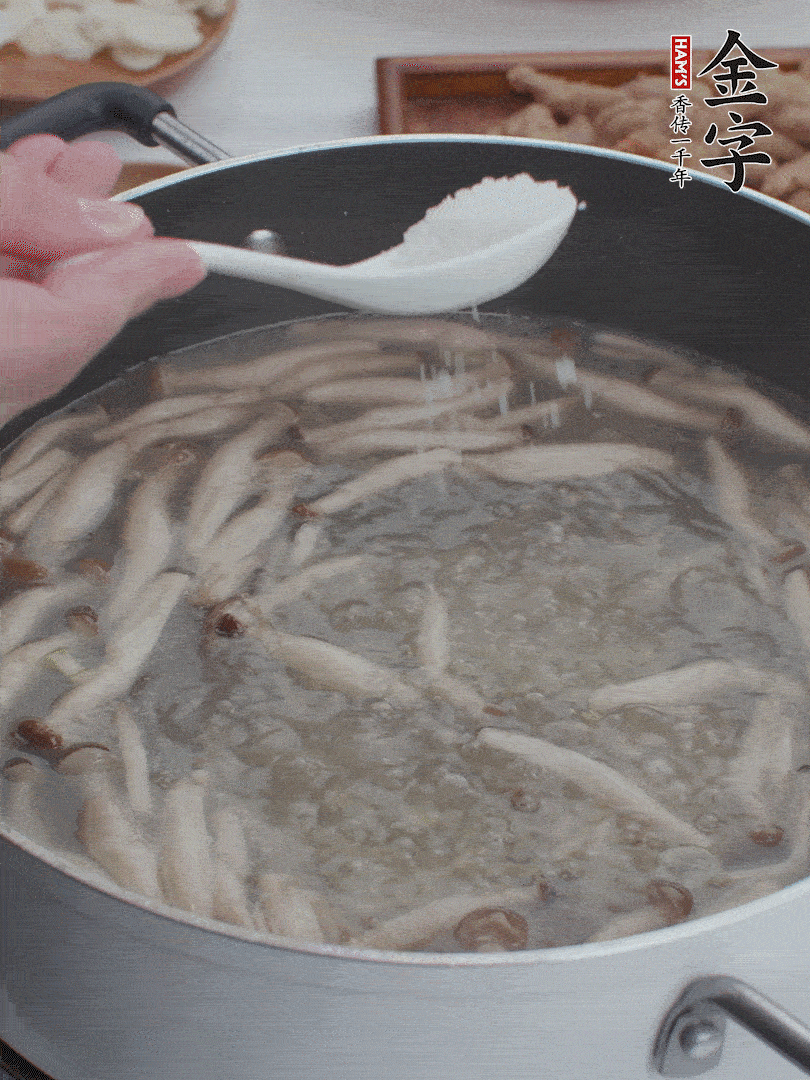 1勺鹽、一點胡椒粉調(diào)味。