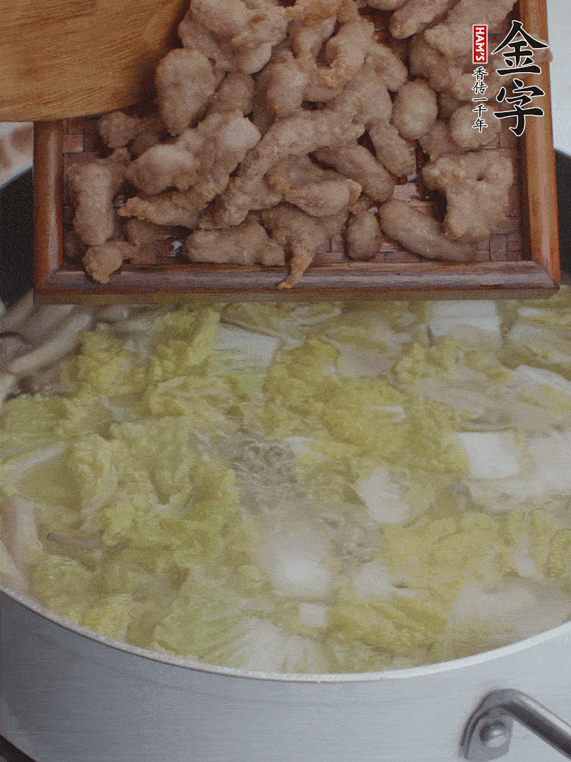 水開后煮10分鐘，下娃娃菜、小酥肉煮3分鐘。