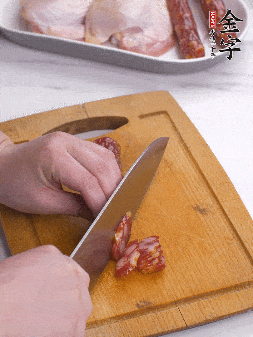 雞大腿去皮去骨切成塊，金字香腸切片，干香菇泡發(fā)切片，小蔥切蔥花。