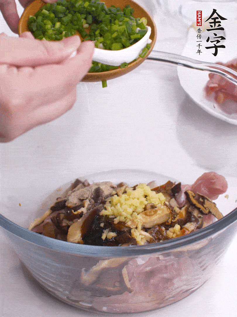 雞肉、香菇混合，加清水1/3杯、料酒1勺、蠔油1勺、鹽1勺、糖1/4勺、白胡椒1/4勺、食用油1勺、香油1/4勺、姜末、蔥花，攪拌均勻腌制2小時。