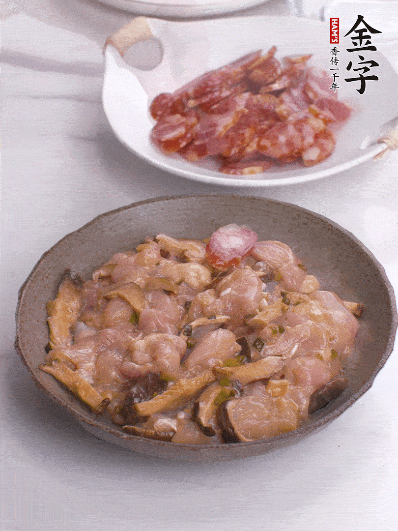 腌制后，雞肉中加淀粉1勺，頂部碼上香腸片。