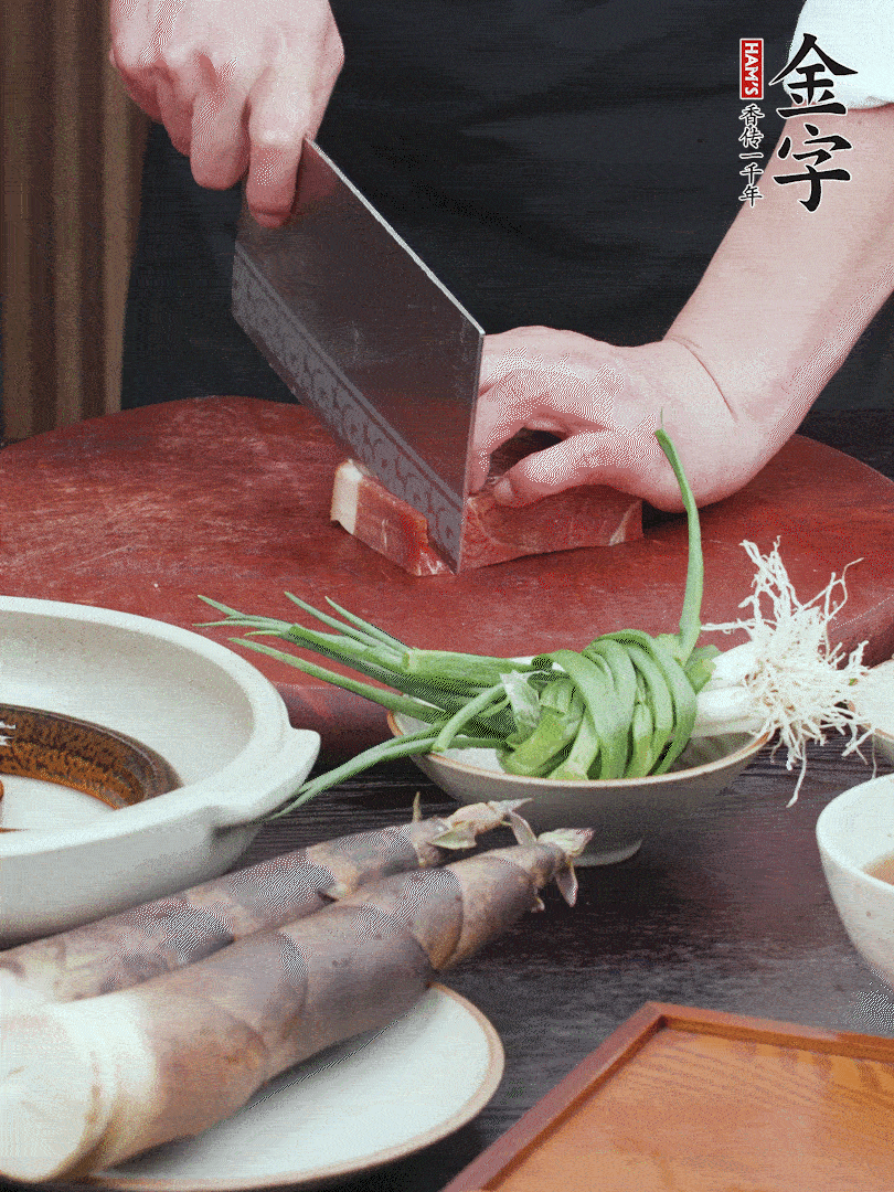 金字火腿切片；姜切片。