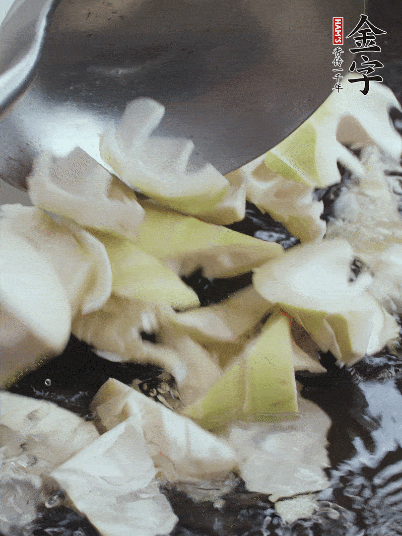 新鮮春筍去老根，剝殼切滾刀塊焯水去澀。