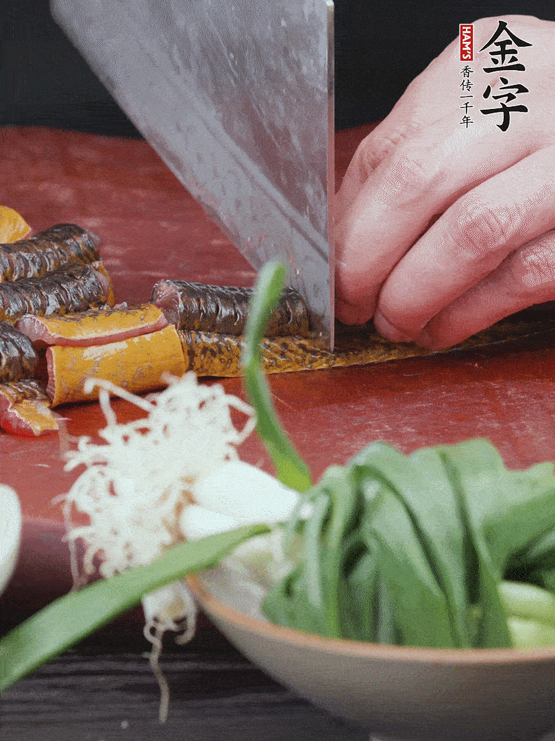 黃鱔去內(nèi)臟洗凈，切花刀斬段。沸水下鍋，加黃酒焯水去血沫。