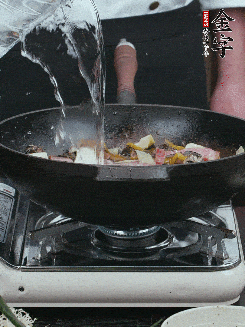 加適量黃酒，倒清水沒過。