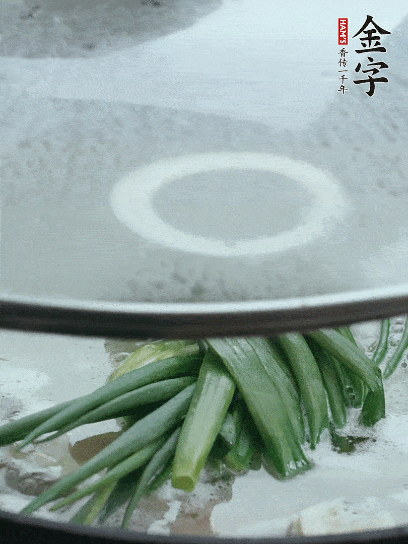 加蔥結(jié)去腥，大火開后中火燒20分鐘。