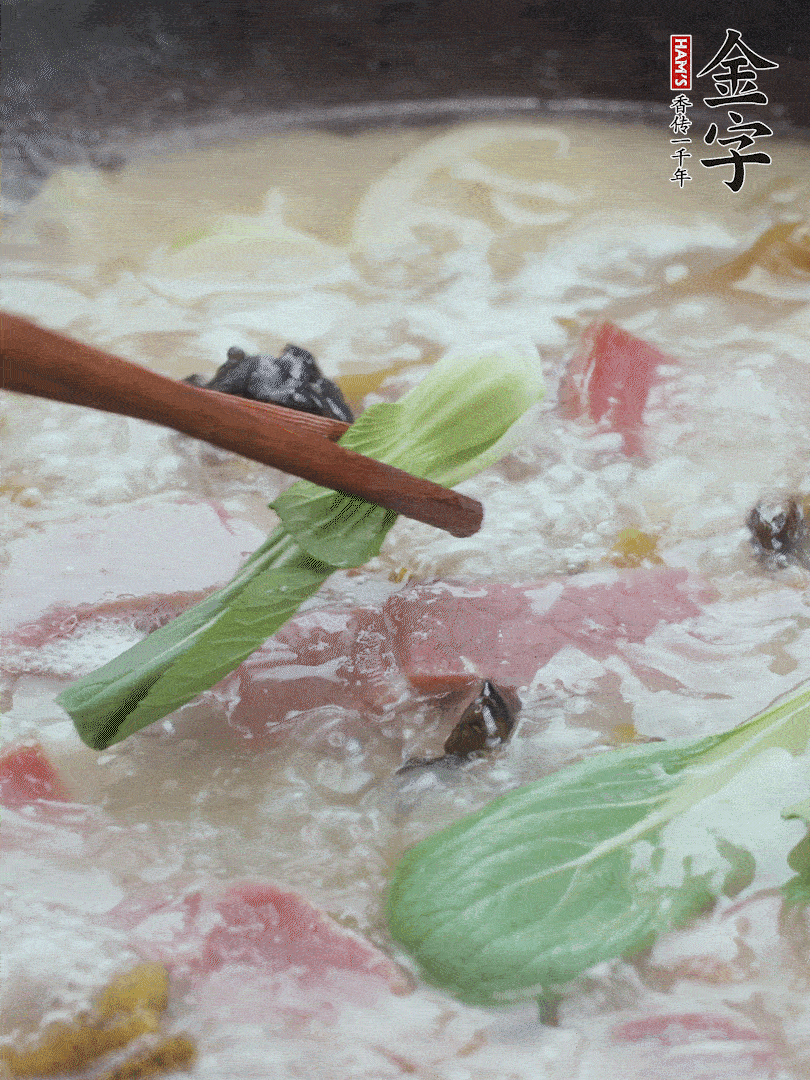 撈出蔥結(jié)，小菜心點(diǎn)綴。