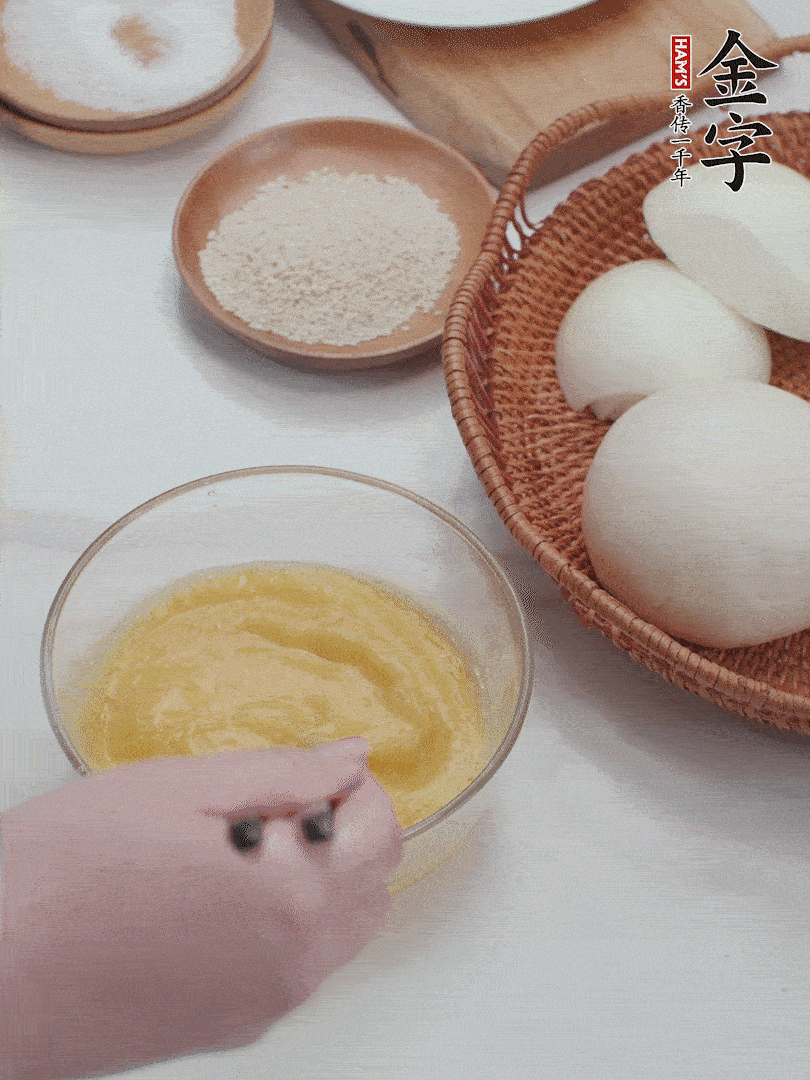 2個(gè)雞蛋加入1小勺鹽、1/2小勺胡椒粉打散。