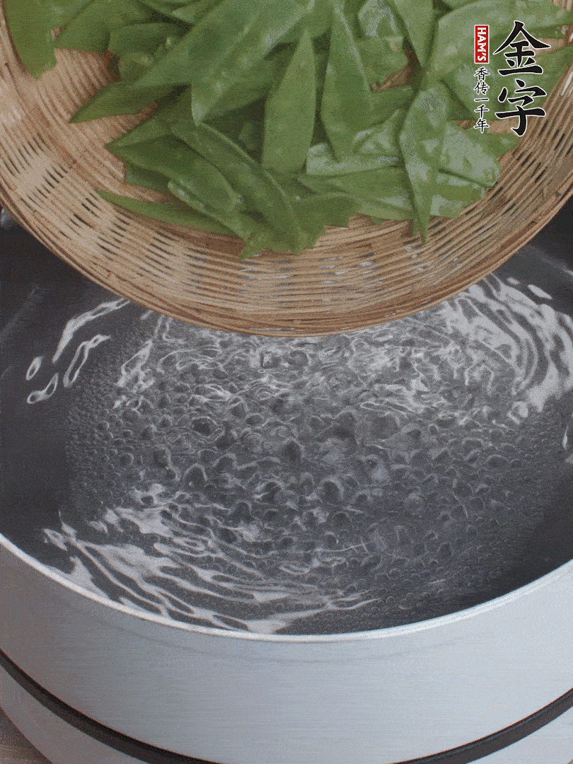 甜豆莢撕掉老筋，斜切兩半，焯水1分鐘。
