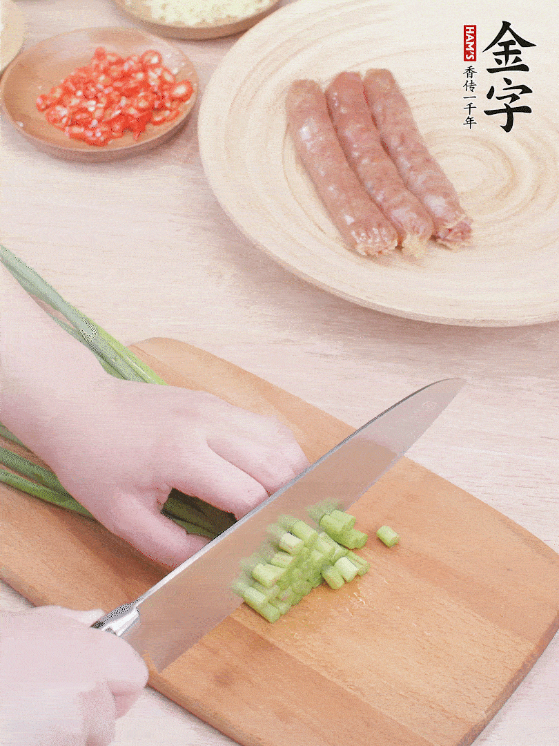 蒜苔切丁，蔥姜蒜切小丁，小米辣切圈。