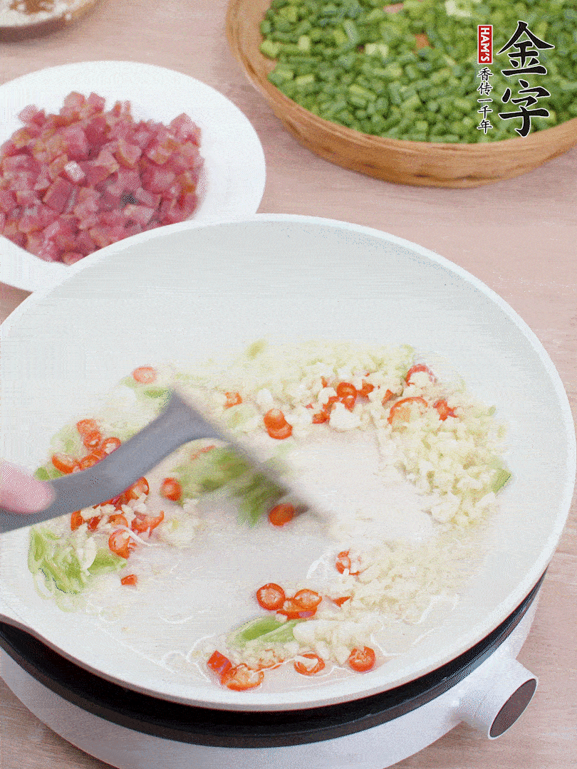 鍋中熱油，蔥姜蒜、小米辣煸香。