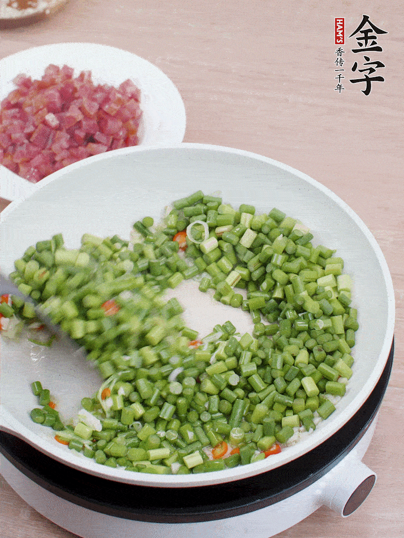 下蒜苔丁、一點鹽翻炒。